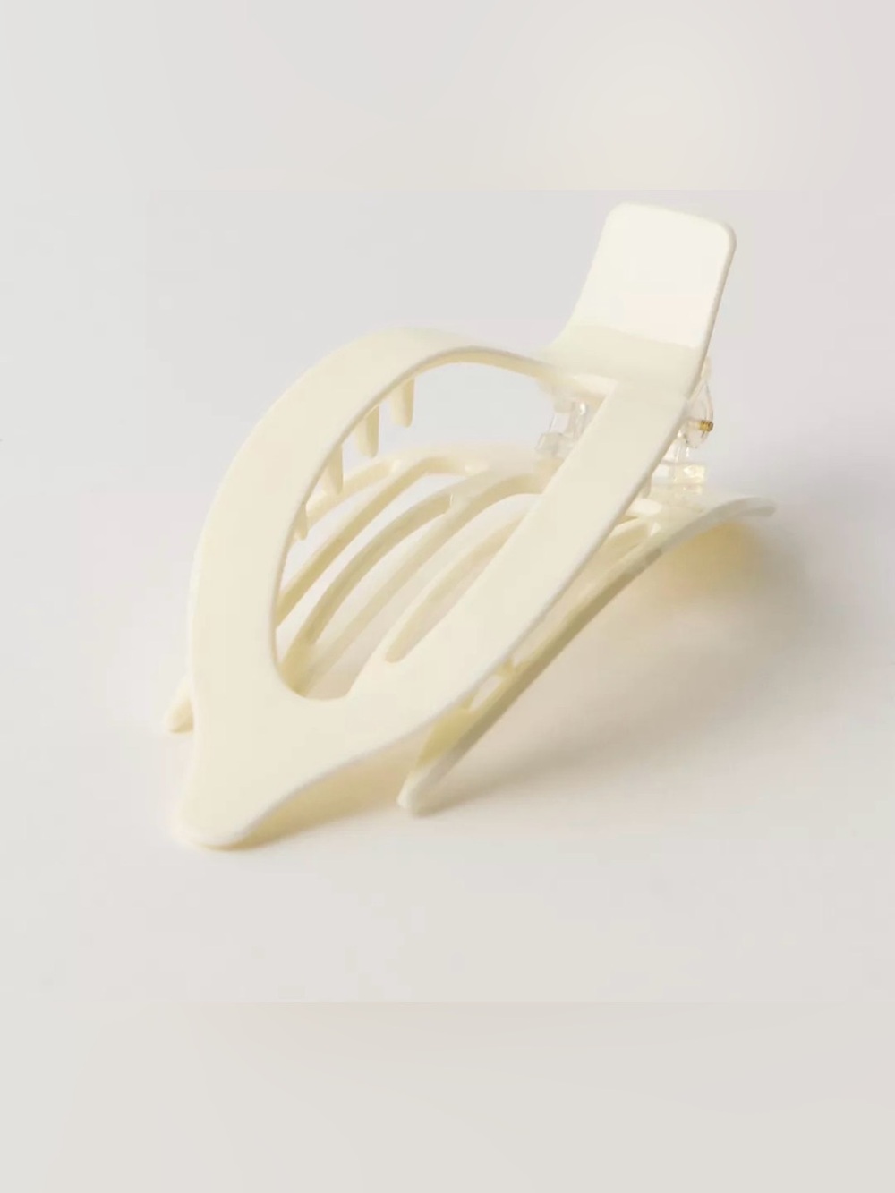 Free People Caroline Acrylic Flat Claw Clip. NWT. White